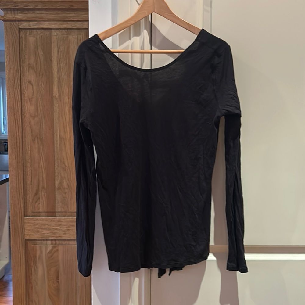 Lululemon black jersey long sleeve top slit back 4?